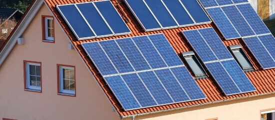 Ile prądu wyprodukuje elektrownia fotowoltaiczna? Sprawdź to na przykładzie instalacji 4, 7 i 10 kW
