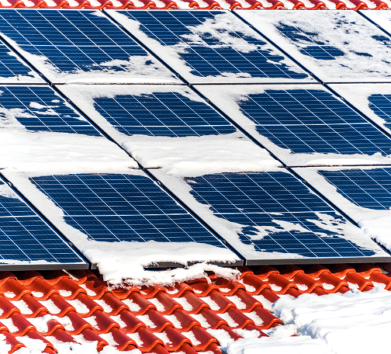 Fotowoltaika: ogrzewanie domu - panele PV pokryte śniegiem, zima